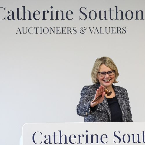 Catherine rostrum - auctioneer