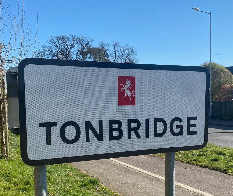 A road sign for the town of Tonbridge.